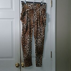 DGNY cheetah print leggings with pockets  Sz L NWOT